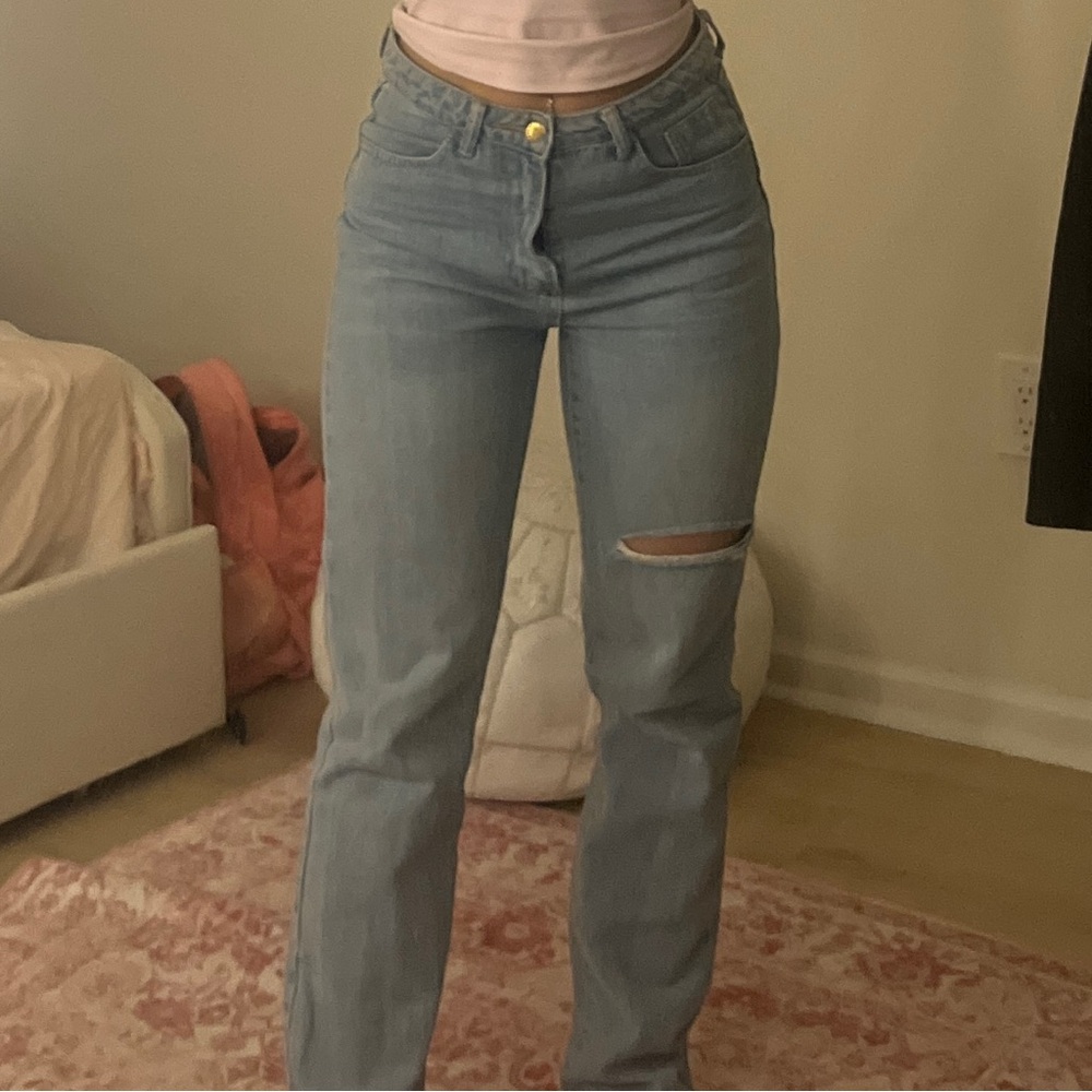 Super cute light blue wash baggy jeans with distressing